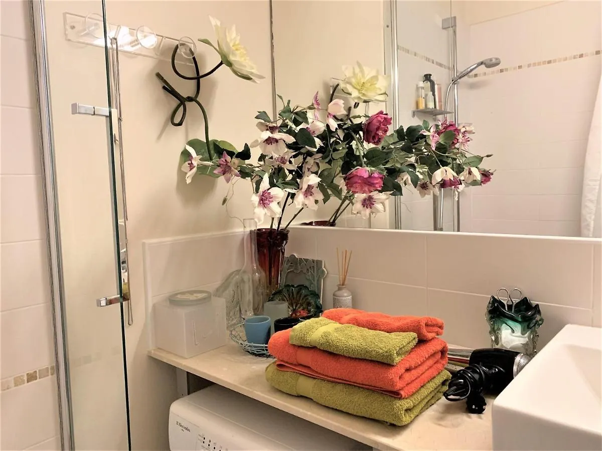 Appartment Near Louvre, Central 파리 0*,  프랑스